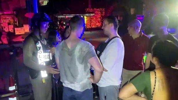 Nam du khách bị nữ nhân viên quán bar đánh bầm dập trong vụ ẩu đả-1