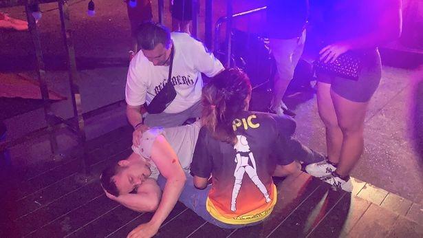 Nam du khách bị nữ nhân viên quán bar đánh bầm dập trong vụ ẩu đả-2