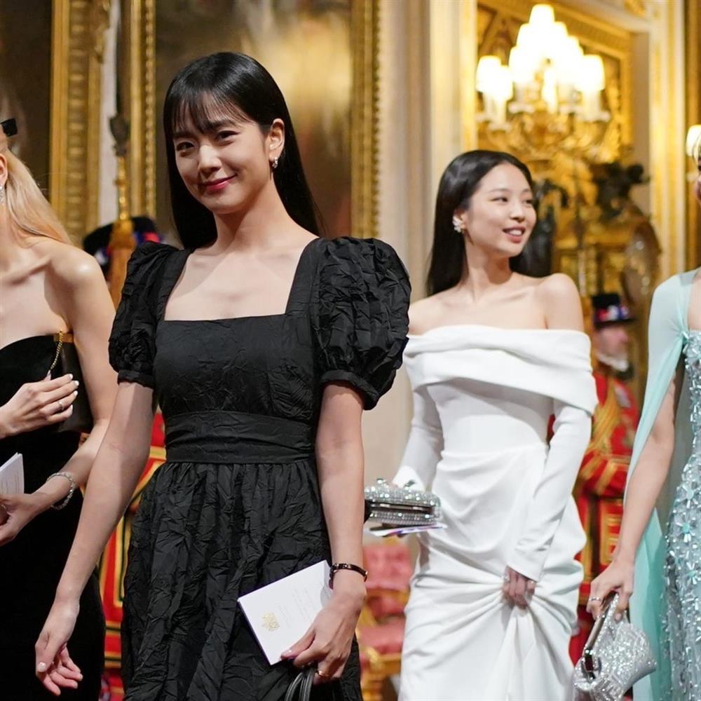 Nhóm Blackpink đã mặc gì khi đến cung điện Buckingham?-2