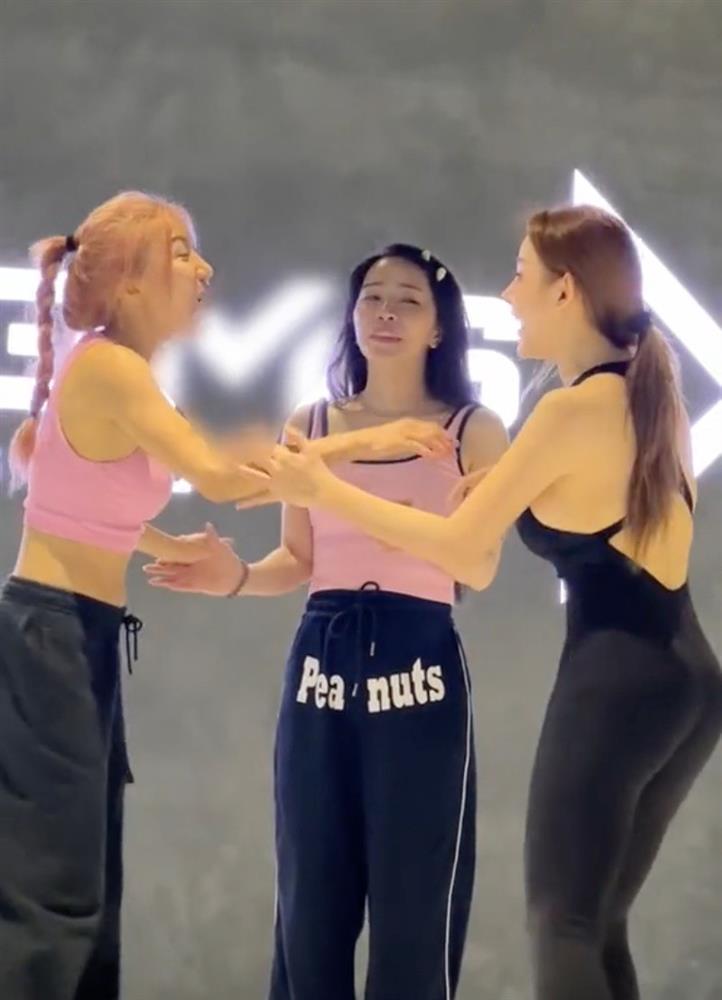 Huyền Baby mặc áo liền quần tập nhảy, khoe đường cong ảo như AI-1