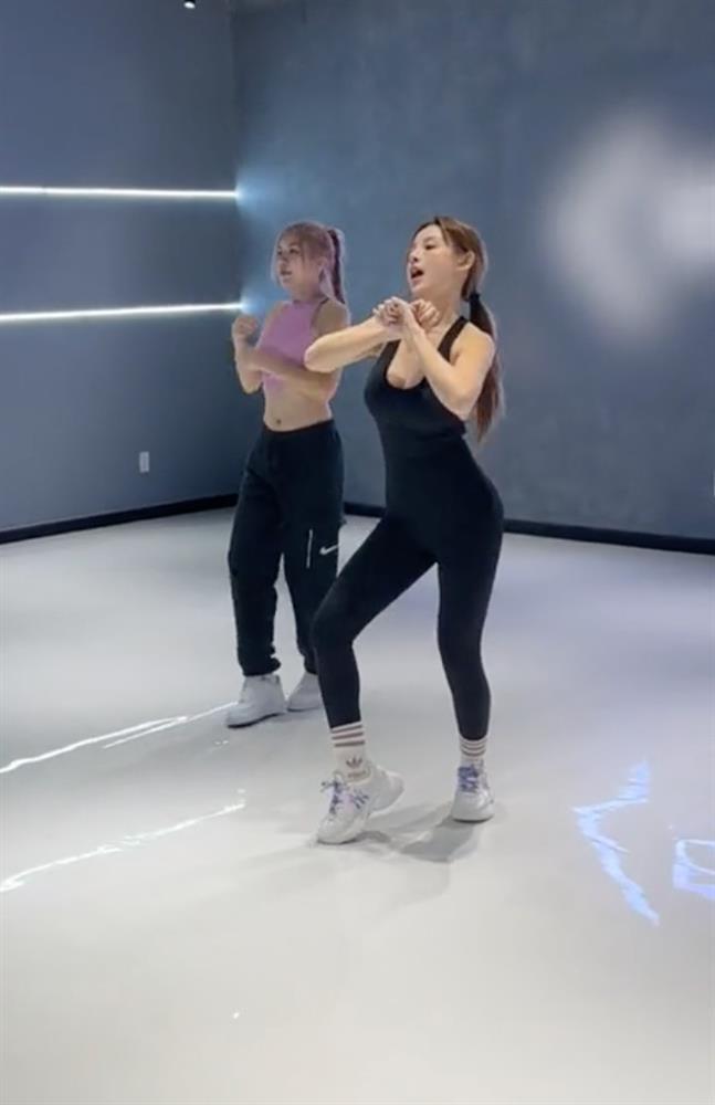 Huyền Baby mặc áo liền quần tập nhảy, khoe đường cong ảo như AI-2