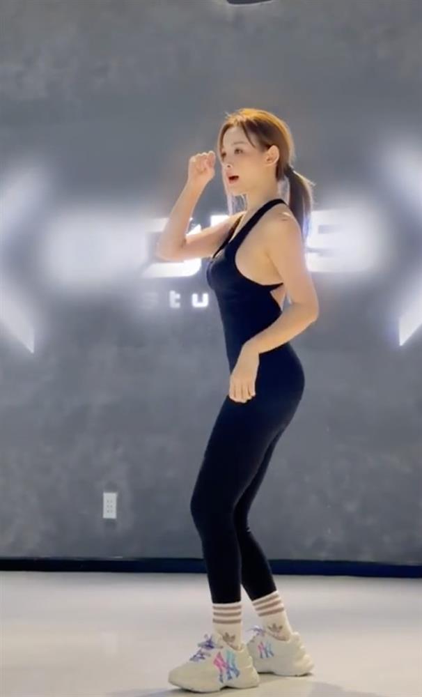 Huyền Baby mặc áo liền quần tập nhảy, khoe đường cong ảo như AI-3