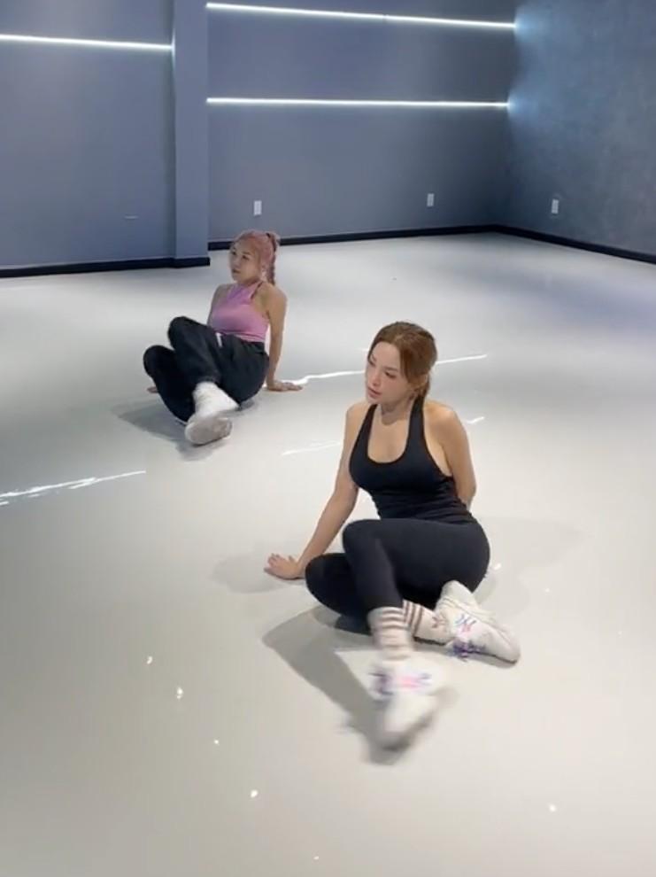 Huyền Baby mặc áo liền quần tập nhảy, khoe đường cong ảo như AI-4