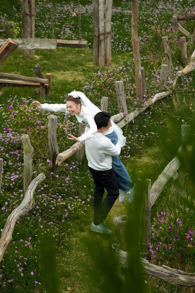Thanh Hằng tung ảnh cực tình bên chồng nhạc trưởng sau 1 tháng tổ chức đám cưới-2