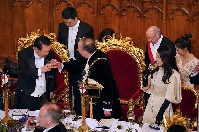 Đệ nhất Phu nhân Hàn Quốc được khen khi đứng cạnh Vương phi Kate-9