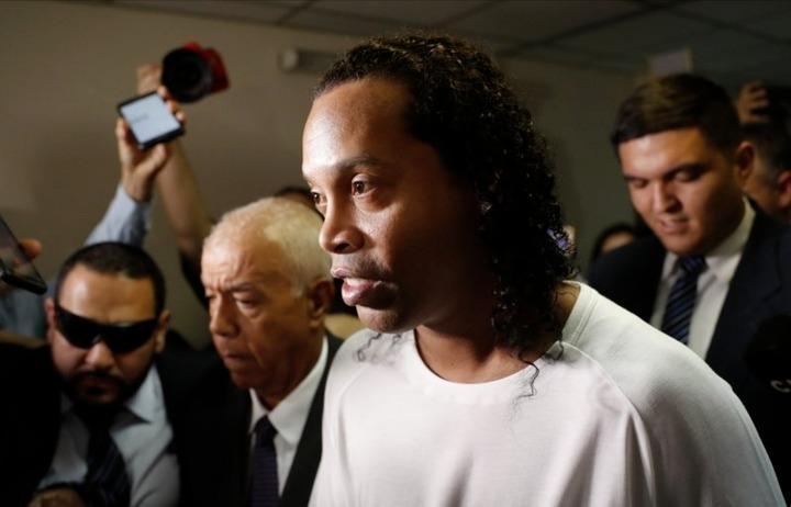 Báo Tây Ban Nha: Ronaldinho vỡ nợ, tài khoản còn 6 USD-1