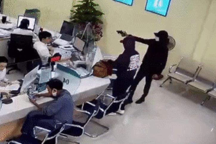 Nam thanh niên 19 tuổi rút súng bắn 2 người trong quán nhậu-2