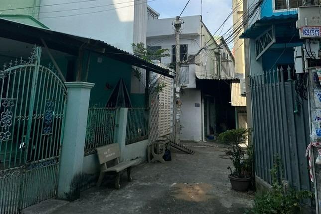 Gặp người theo dấu, quật ngã nghi phạm phóng hỏa đốt nhà ở TPHCM-4