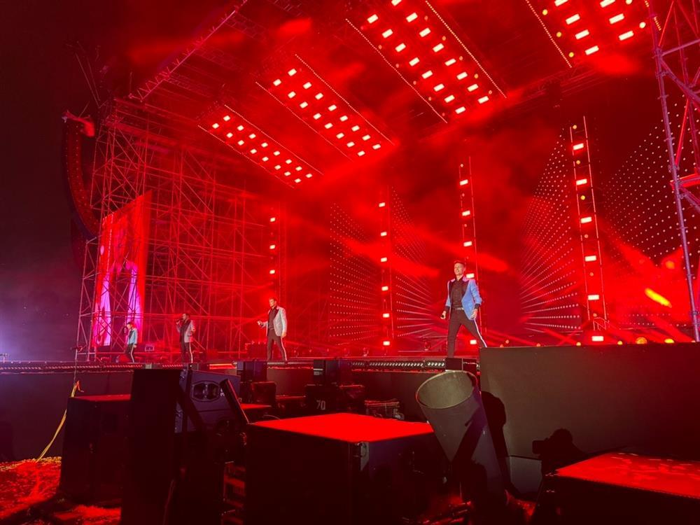 Fan Việt nhờ Westlife hát đám cưới, khâu tổ chức đêm thứ 2 ra sao?-1