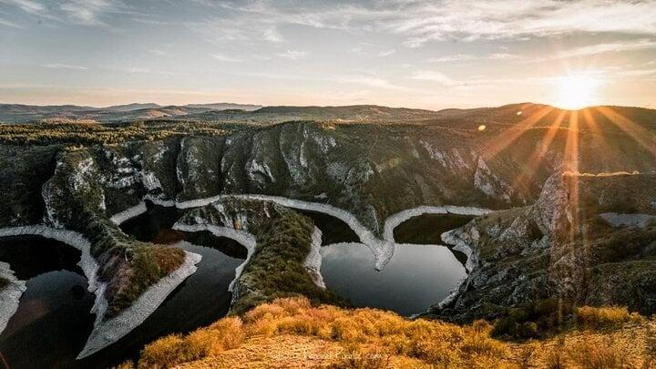 Ấn tượng trước độ kỳ vĩ của hẻm núi Uvac với dòng sông uốn lượn như mê cung-2