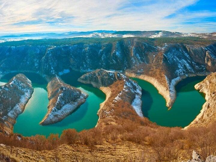 Ấn tượng trước độ kỳ vĩ của hẻm núi Uvac với dòng sông uốn lượn như mê cung-3