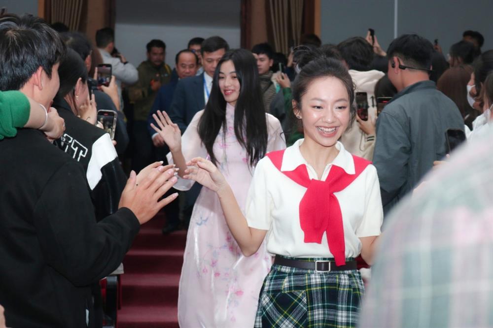 Nhan sắc trong trẻo của Dương Chúng Ta Của 8 Năm Sau đang gây sốt trên VTV-1