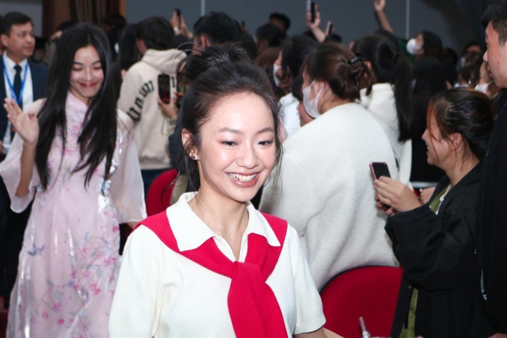 Nhan sắc trong trẻo của Dương Chúng Ta Của 8 Năm Sau đang gây sốt trên VTV-2