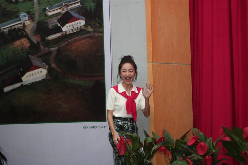 Nhan sắc trong trẻo của Dương Chúng Ta Của 8 Năm Sau đang gây sốt trên VTV-4