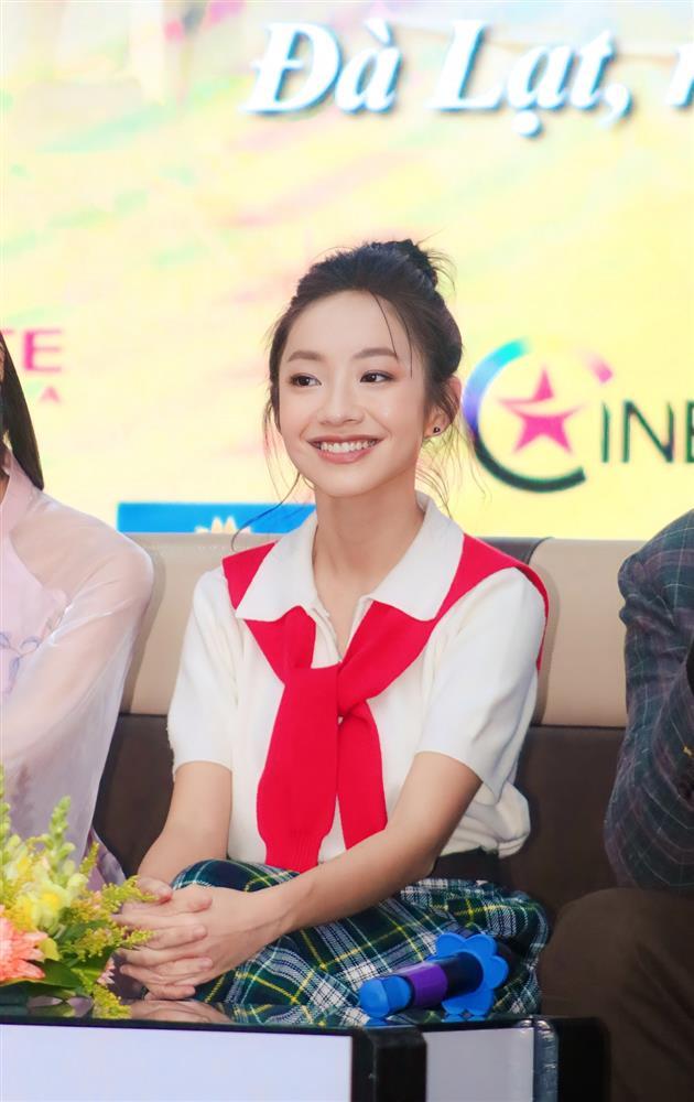 Nhan sắc trong trẻo của Dương Chúng Ta Của 8 Năm Sau đang gây sốt trên VTV-6