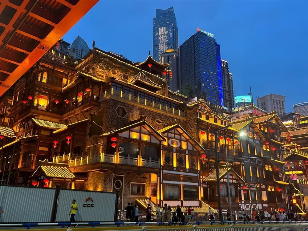 Khách Việt ăn cay tê lưỡi ù tai ở quán lẩu lớn nhất thế giới rộng 30.000m2-2