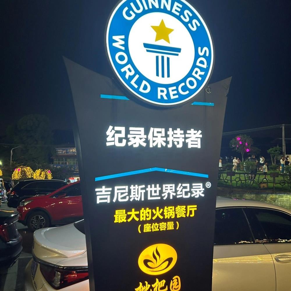 Khách Việt ăn cay tê lưỡi ù tai ở quán lẩu lớn nhất thế giới rộng 30.000m2-5