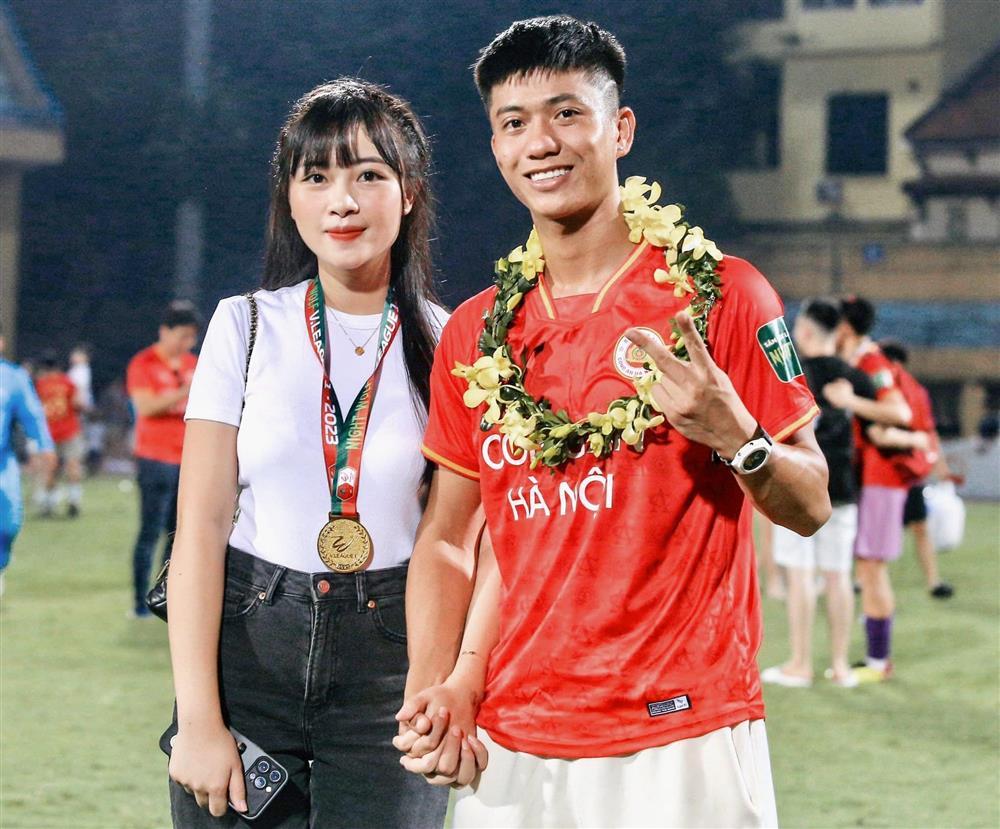 Tiến Dũng, Văn Đức chiều vợ: Người mang cơm tận giường, người tự tay đắp mặt nạ cho nàng-1