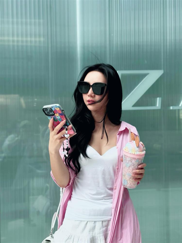 Quỳnh Kool chuộng diện váy ngắn khoe dáng đẹp nuột nà trong những ngày Hà Nội trở lạnh-3