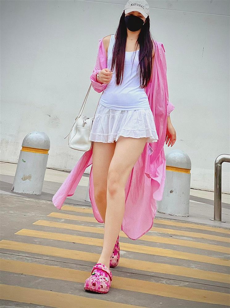 Quỳnh Kool chuộng diện váy ngắn khoe dáng đẹp nuột nà trong những ngày Hà Nội trở lạnh-6