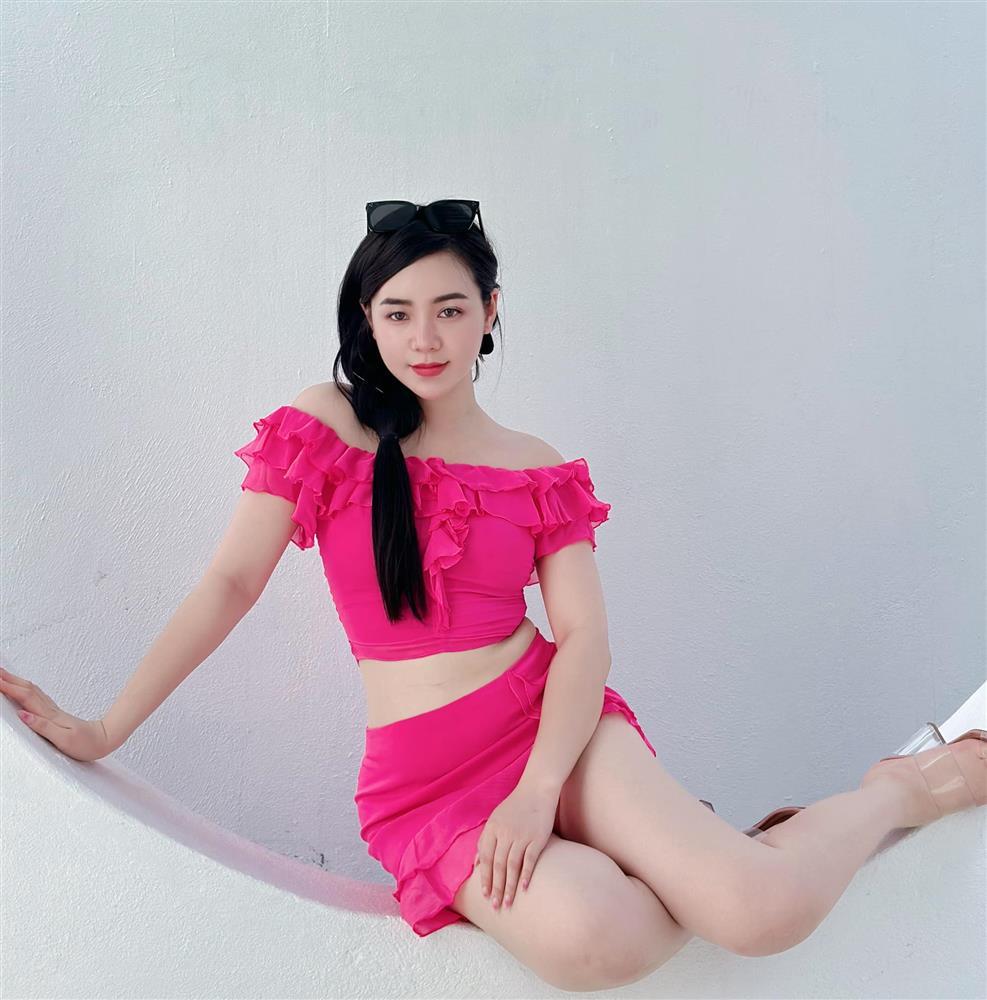 Quỳnh Kool chuộng diện váy ngắn khoe dáng đẹp nuột nà trong những ngày Hà Nội trở lạnh-9