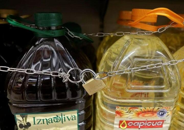 Trộm cắp tăng vọt, các siêu thị Tây Ban Nha khóa từng chai dầu ô liu-1