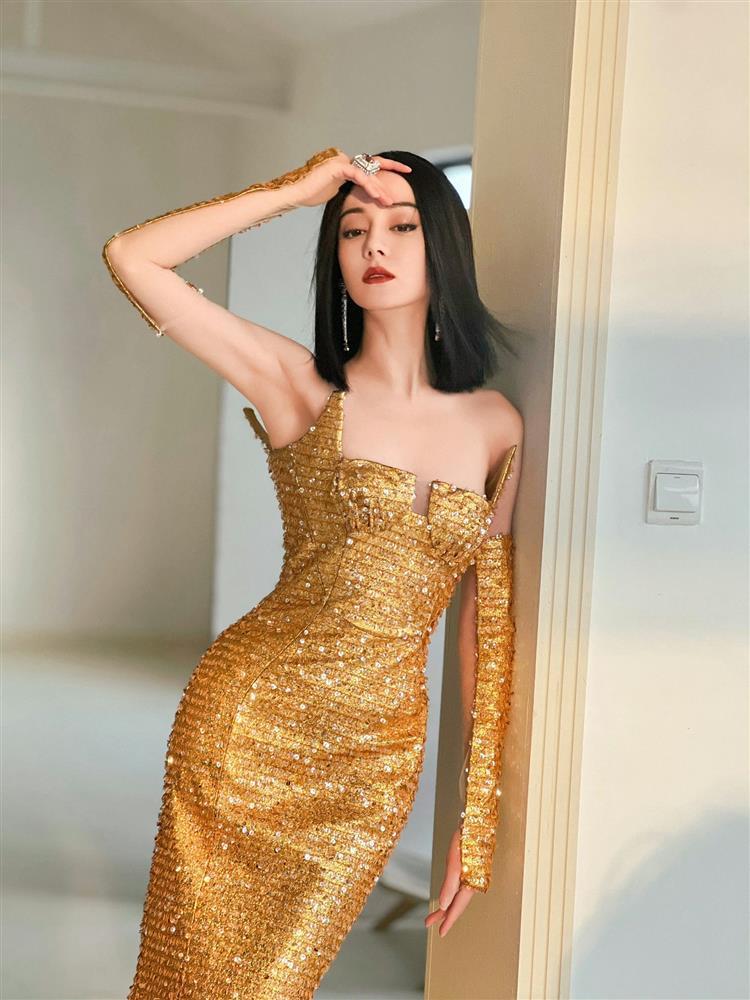 Địch Lệ Nhiệt Ba khuấy động mạng xã hội với chiếc váy khoét ngực sâu-1