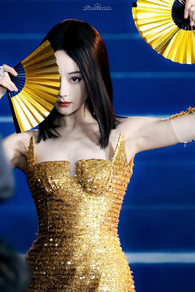 Địch Lệ Nhiệt Ba khuấy động mạng xã hội với chiếc váy khoét ngực sâu-4