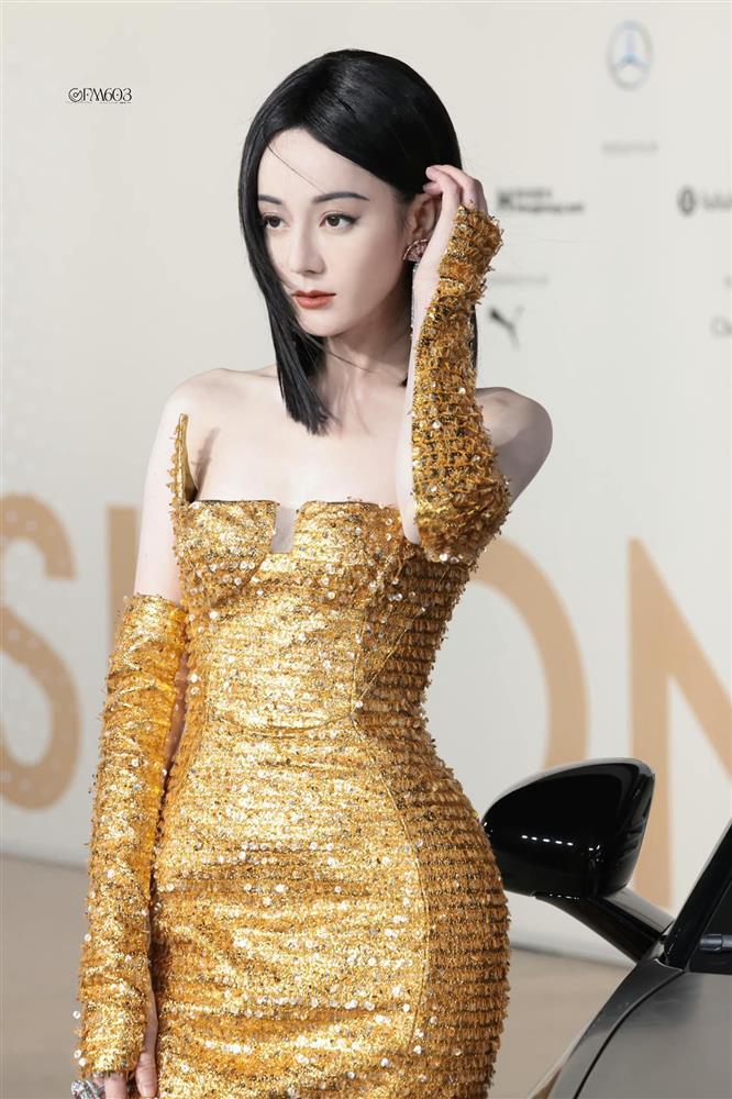 Địch Lệ Nhiệt Ba khuấy động mạng xã hội với chiếc váy khoét ngực sâu-6