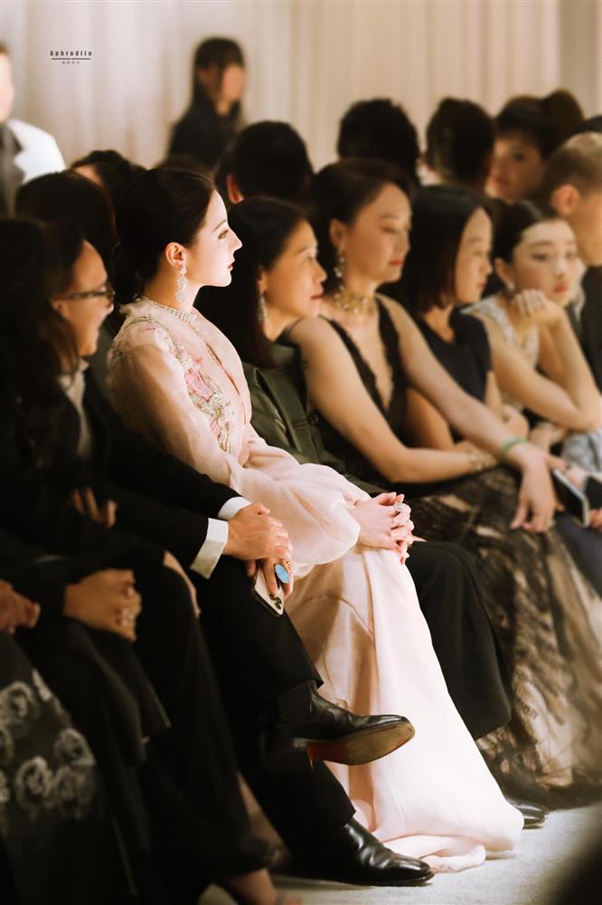 Địch Lệ Nhiệt Ba khuấy động mạng xã hội với chiếc váy khoét ngực sâu-7