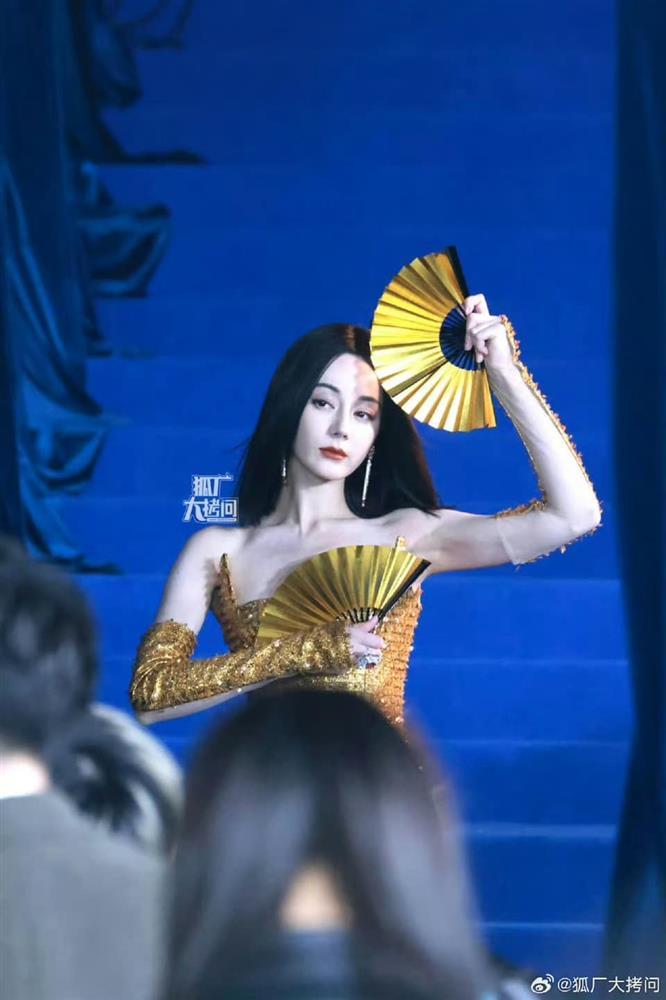 Địch Lệ Nhiệt Ba khuấy động mạng xã hội với chiếc váy khoét ngực sâu-8