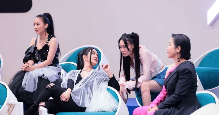 Diva Hồng Nhung lên tiếng khi bị chỉ trích gác chân lên bảng tên bài của Mỹ Tâm-2