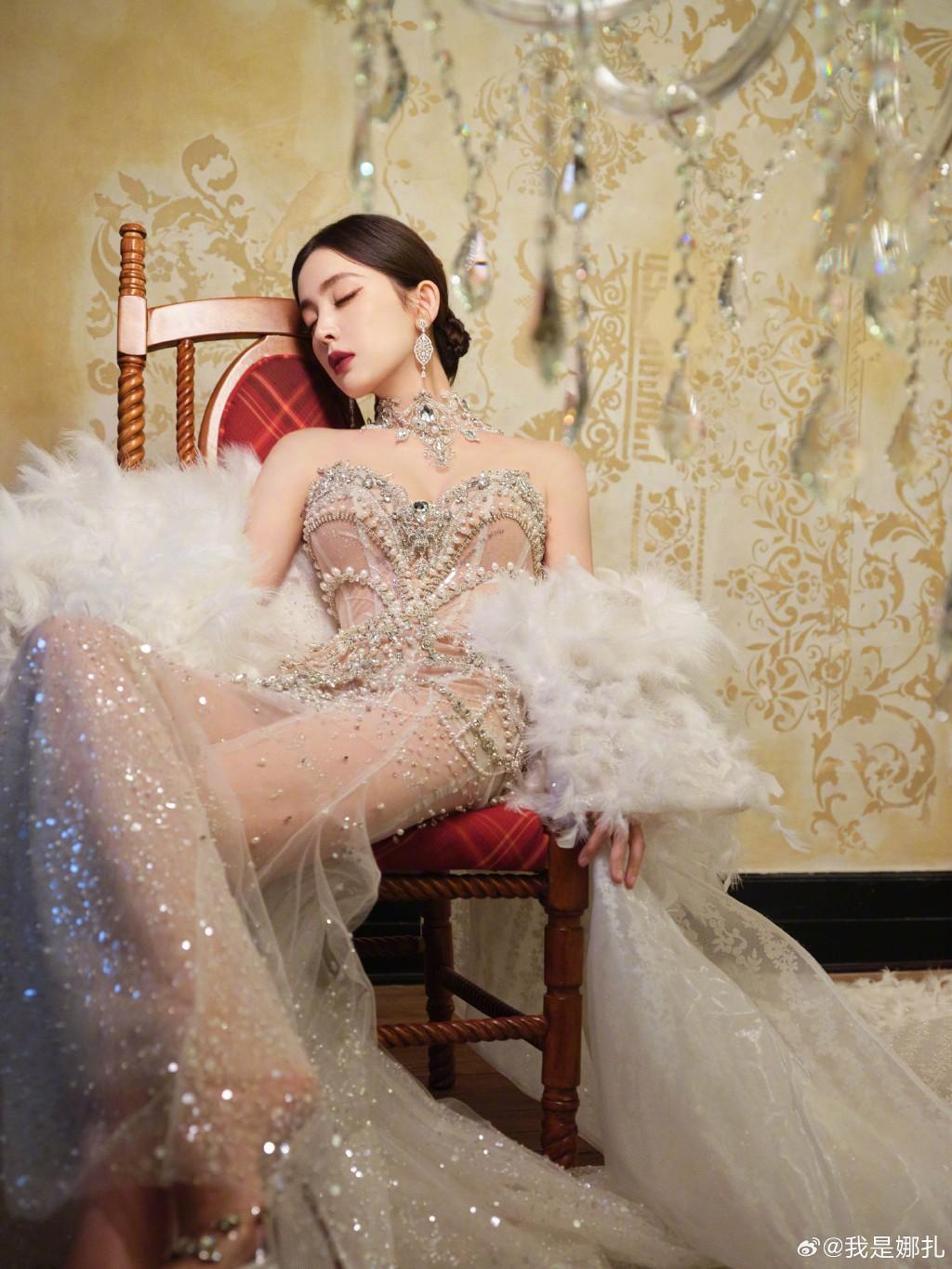 Cổ Lực Na Trát chiếm sóng MXH xứ Trung với váy của NTK Việt Nam-9