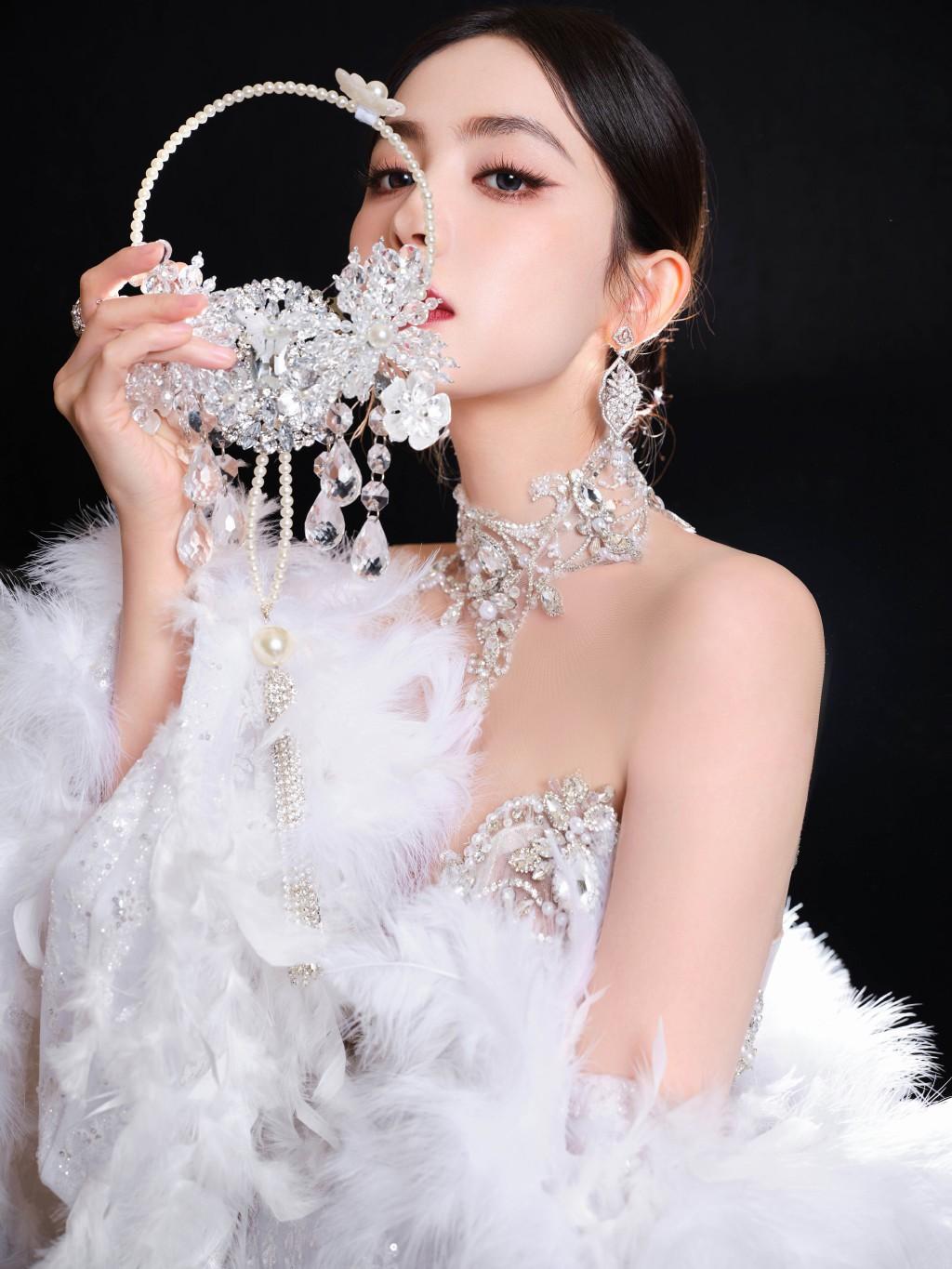 Cổ Lực Na Trát chiếm sóng MXH xứ Trung với váy của NTK Việt Nam-6