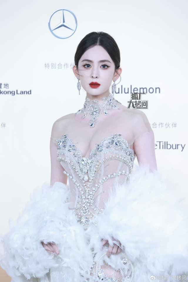 Cổ Lực Na Trát chiếm sóng MXH xứ Trung với váy của NTK Việt Nam-3