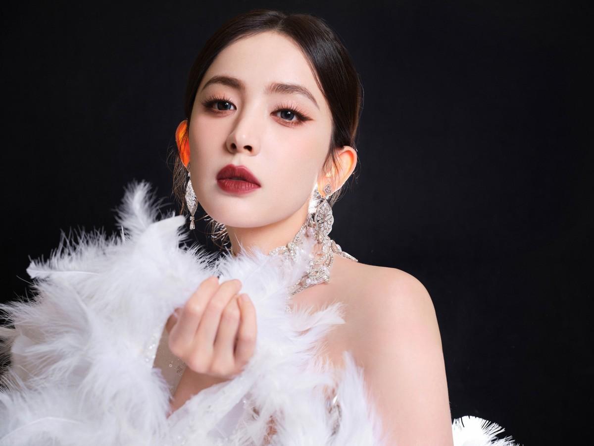 Cổ Lực Na Trát chiếm sóng MXH xứ Trung với váy của NTK Việt Nam-8