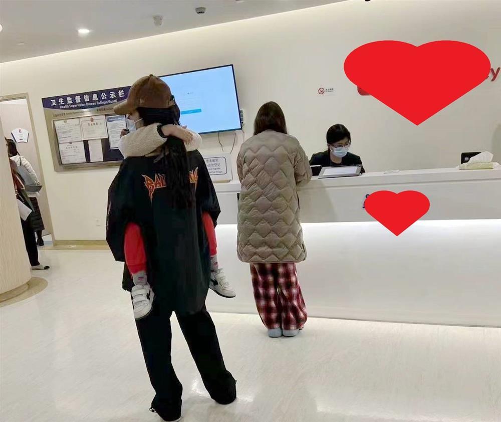 Angelababy lộ diện sau thời gian phong sát ngầm: Bịt mặt kín mít, mệt mỏi bên con trong bệnh viện lúc nửa đêm-1