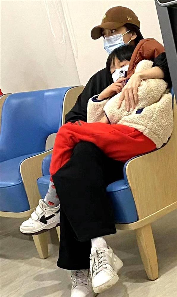 Angelababy lộ diện sau thời gian phong sát ngầm: Bịt mặt kín mít, mệt mỏi bên con trong bệnh viện lúc nửa đêm-2