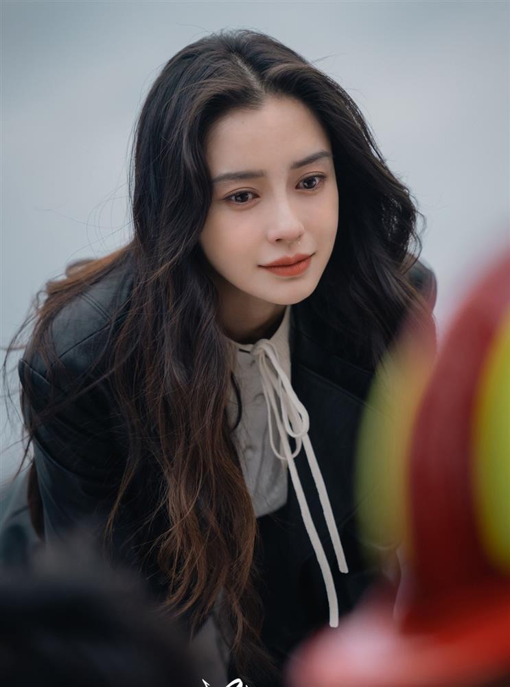Angelababy lộ diện sau thời gian phong sát ngầm: Bịt mặt kín mít, mệt mỏi bên con trong bệnh viện lúc nửa đêm-3