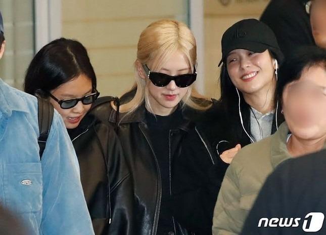Cảnh tượng hỗn loạn ở sân bay khi BlackPink về Hàn Quốc-1