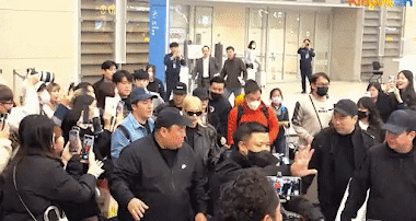 Cảnh tượng hỗn loạn ở sân bay khi BlackPink về Hàn Quốc-2