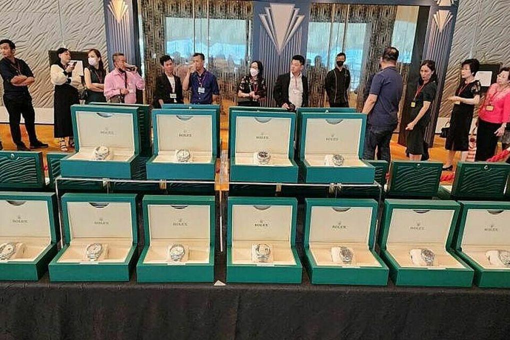 Choáng với những công ty châu Á thưởng khủng cho nhân viên: Tặng đồng hồ Rolex, núi tiền mặt cao 2m-2
