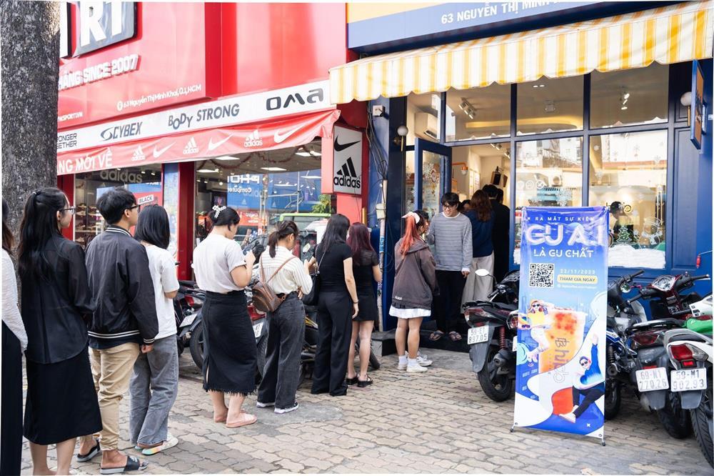 Giới trẻ Sài thành rủ nhau đi uống nước với ly in ảnh AI độc lạ-1