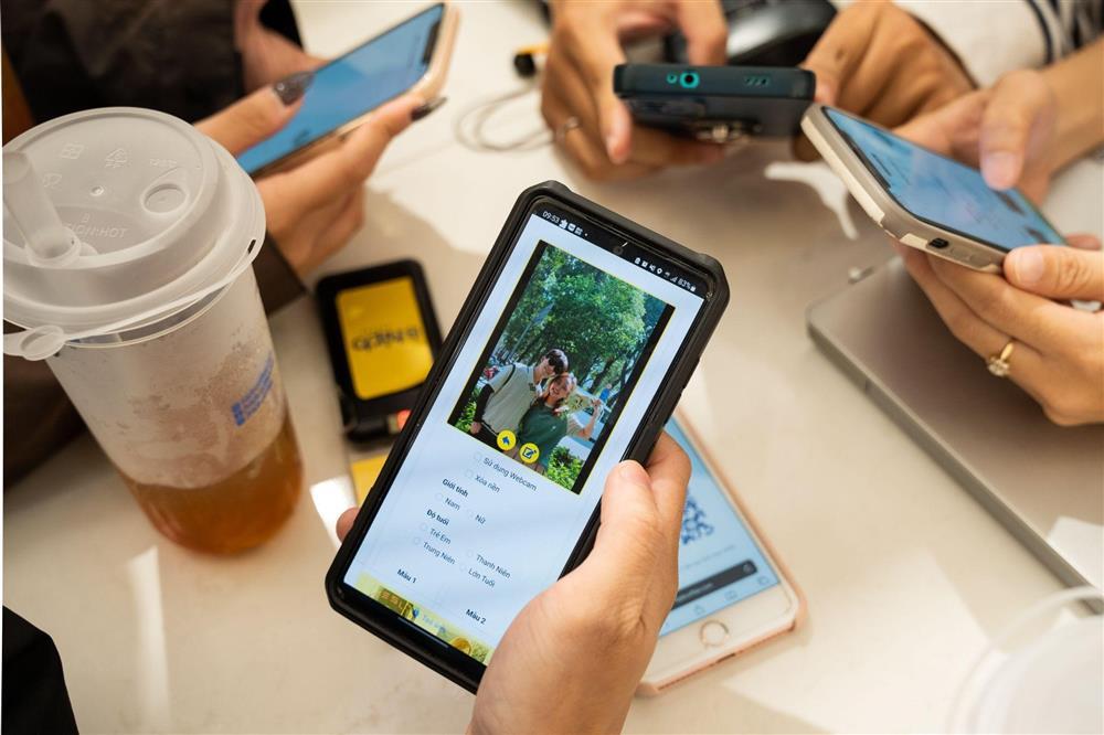 Giới trẻ Sài thành rủ nhau đi uống nước với ly in ảnh AI độc lạ-4