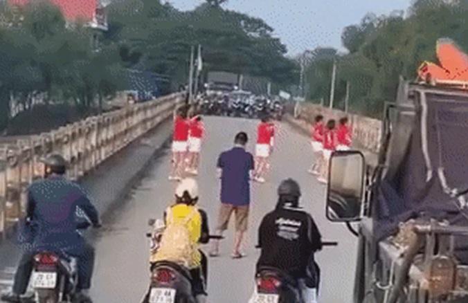 Tranh cãi nhóm phụ nữ nhảy múa giữa cầu gây ùn tắc giao thông ở Thái Nguyên-1