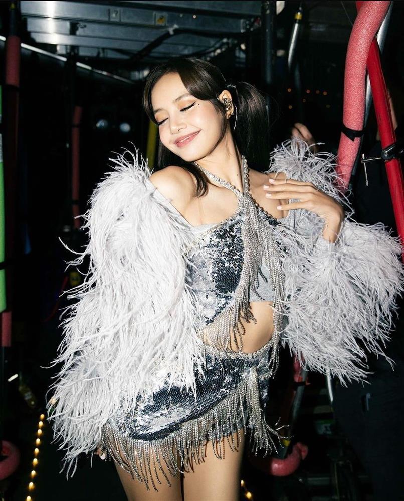 Tranh cãi về việc Lisa được hoàng gia Anh mời dự tiệc và vinh danh-2