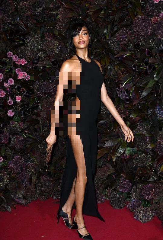 Ca sĩ Rita Ora gây sốc với đầm xuyên thấu-3