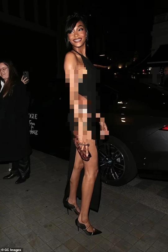 Ca sĩ Rita Ora gây sốc với đầm xuyên thấu-4