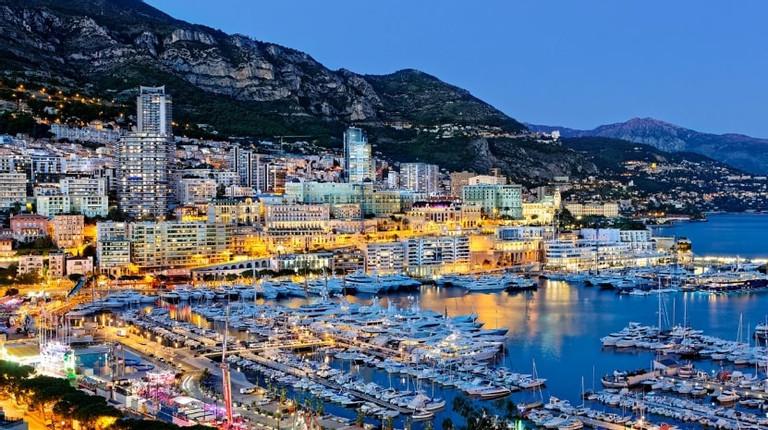 Cuộc sống hào nhoáng ở nơi ra đường là gặp triệu phú-1