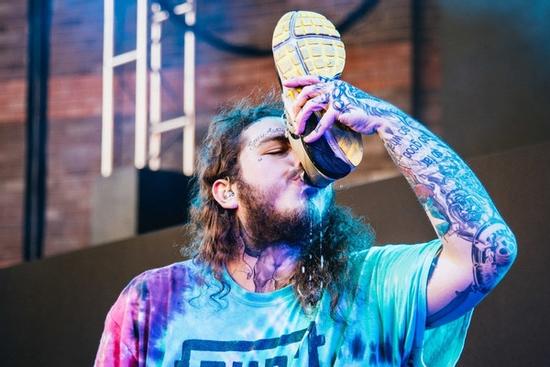 Nam ca sĩ đổ bia vào giày uống 'điên cuồng' trước hàng chục nghìn khán giả